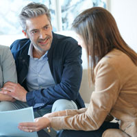 Femme tenant un contrat qui discute avec un homme