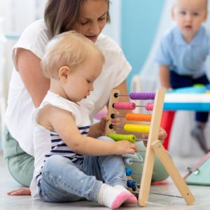 un baby-sitter jouant à un jeu avec un bébé