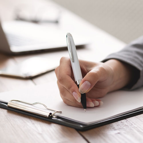 Main de femme signant un contrat