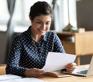 femme souriante qui lit un contrat