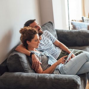 un couple allongé sur un canapé l'air tranquille