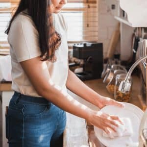 jeune femme faisant la vaisselle