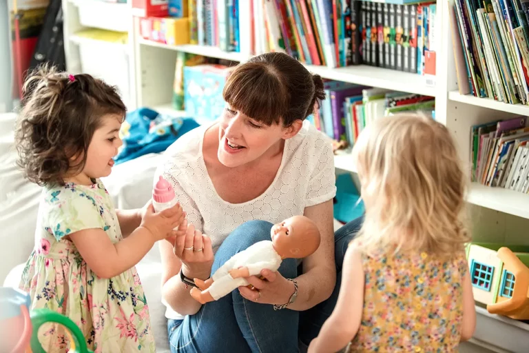 nounou s'occupant d'enfants