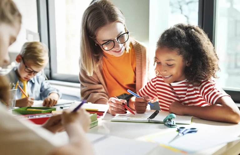 baby-sitter qui aide les enfants à faire les devoirs