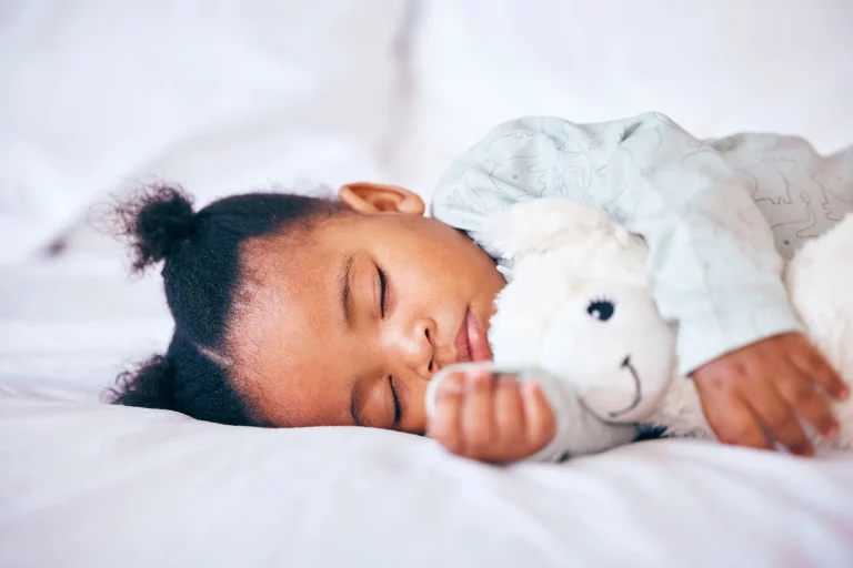 un enfant qui fait la sieste