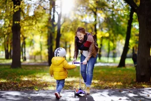 nounou qui joue avec un enfant