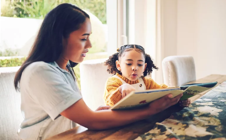 nounou qui lit un livre à un enfant