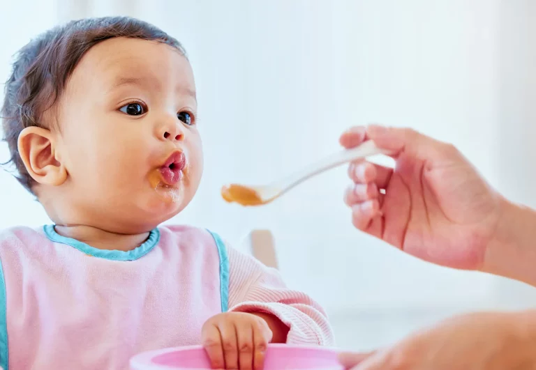 nounou qui donne le repas à un enfant