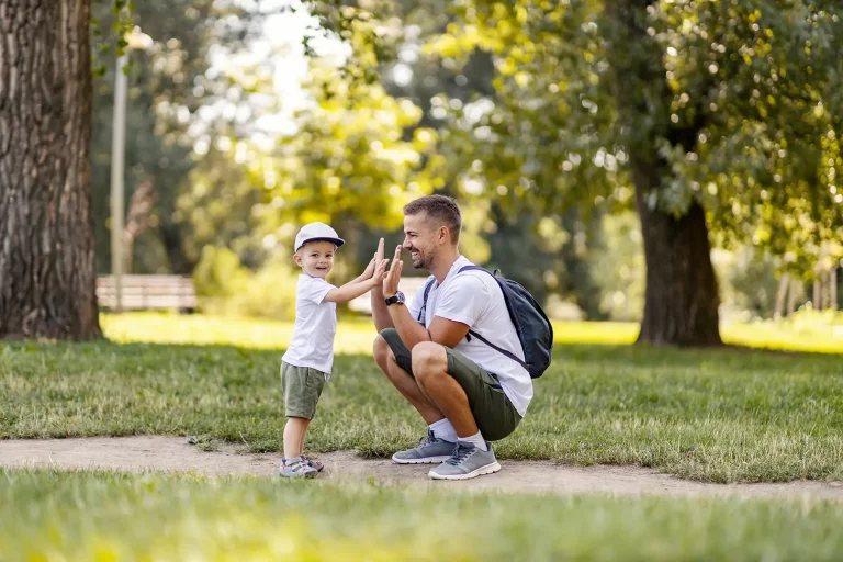 nounou qui s'occupe d'un enfant