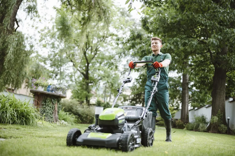 jardinier passant la tondeuse à gazon