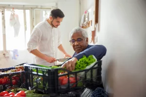 auxiliaire de vie qui aide un senior à faire à manger