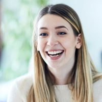 Portrait d'une jeune femme souriante