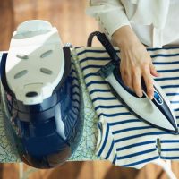 Main de femme qui fait du repassage